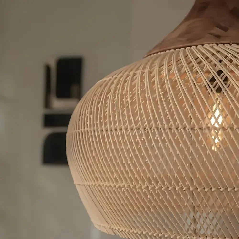 SolsticeGlow – Suspension en rotin tressé à la main pour une ambiance bohème et chaleureuse